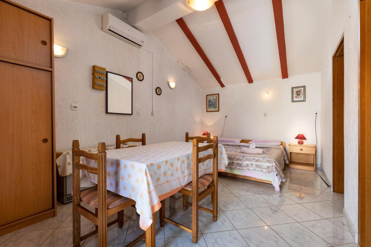 Apartments And Room Pergola Ровин Екстериор снимка